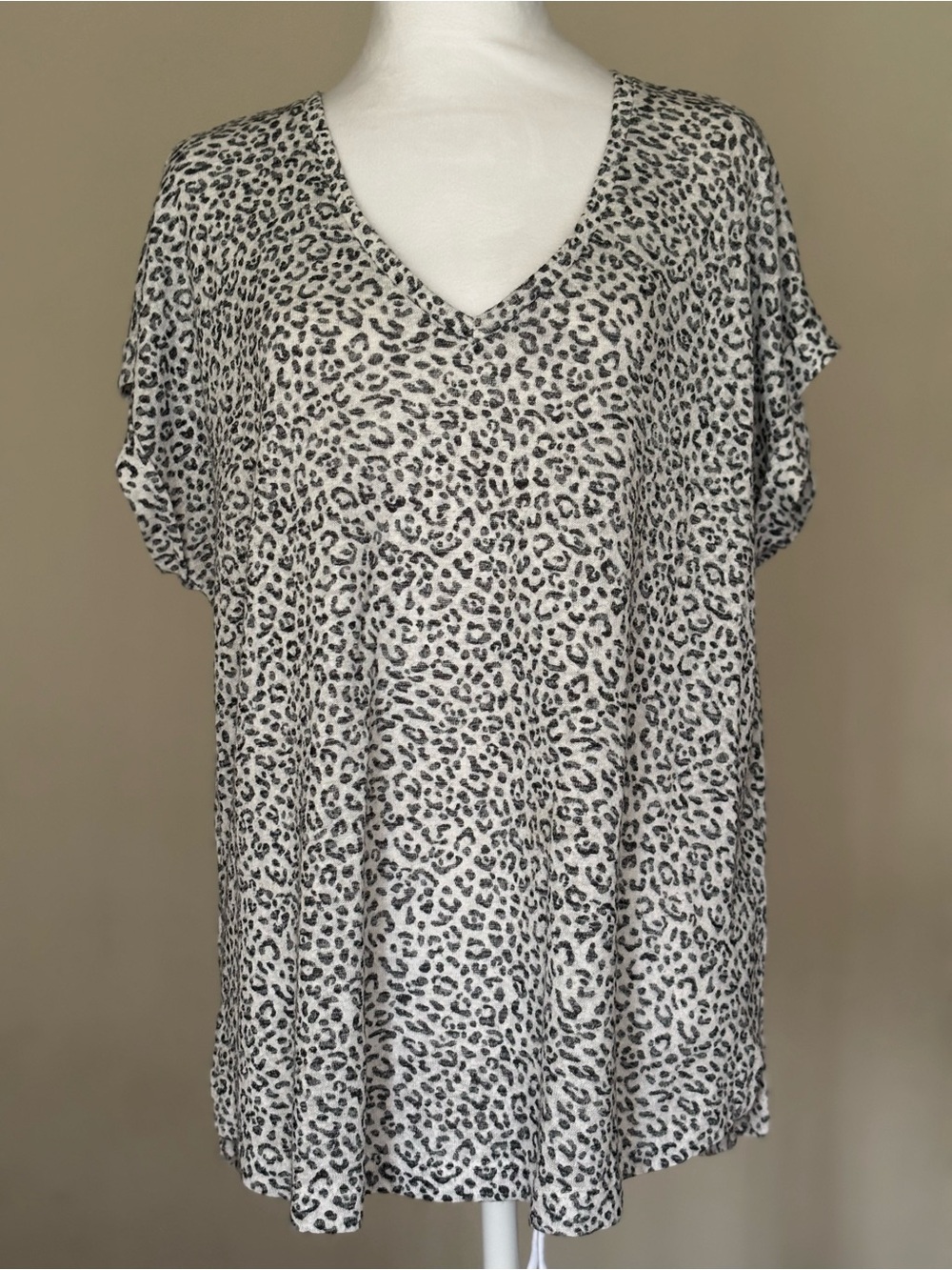bobeau White and Gray Leopard Print V-Neck Tunic - Picture 1 of 14
